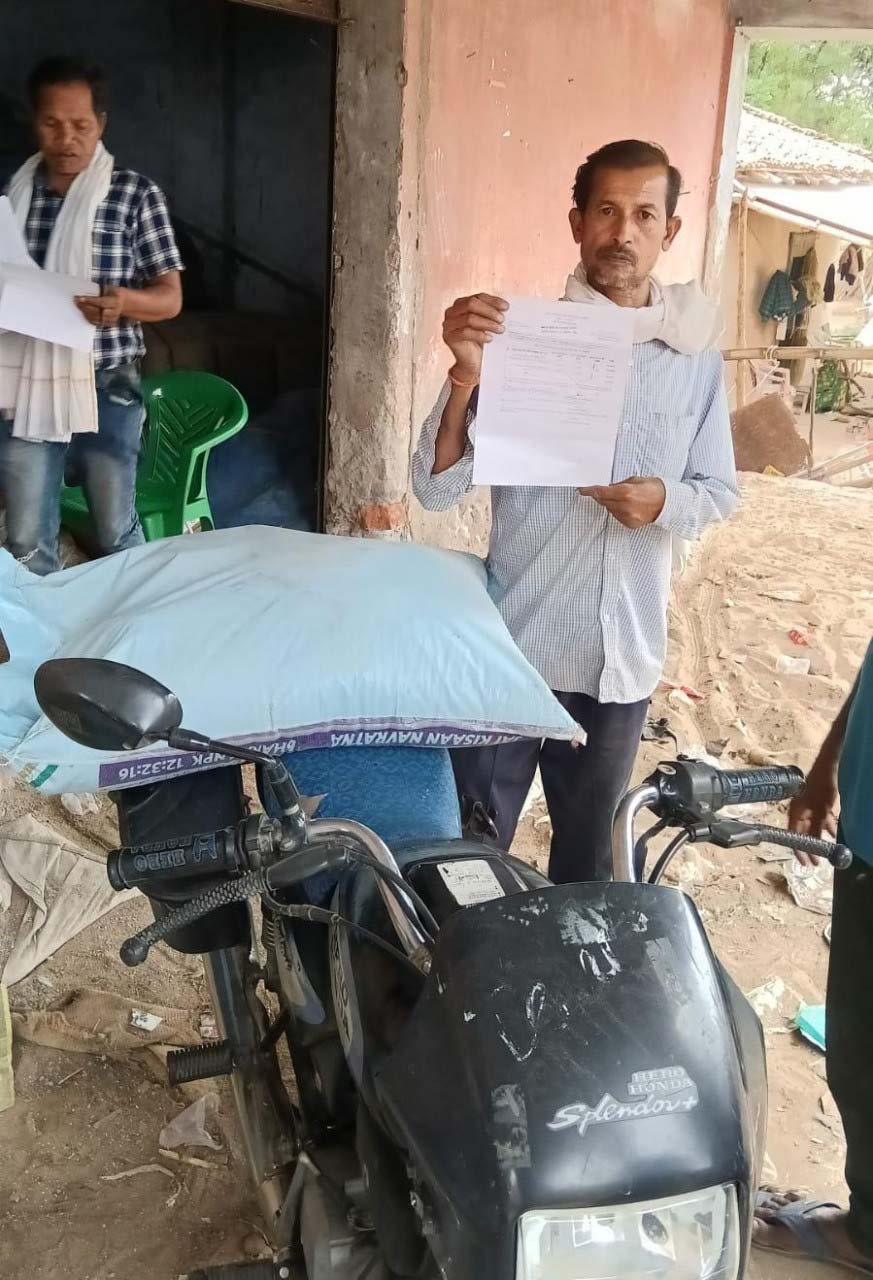 रायपुर : संघर्ष से मुस्कान तक : समय पर मिली खाद-बीज सहायता से बदली किसान रोमन लाल की जिंदगी