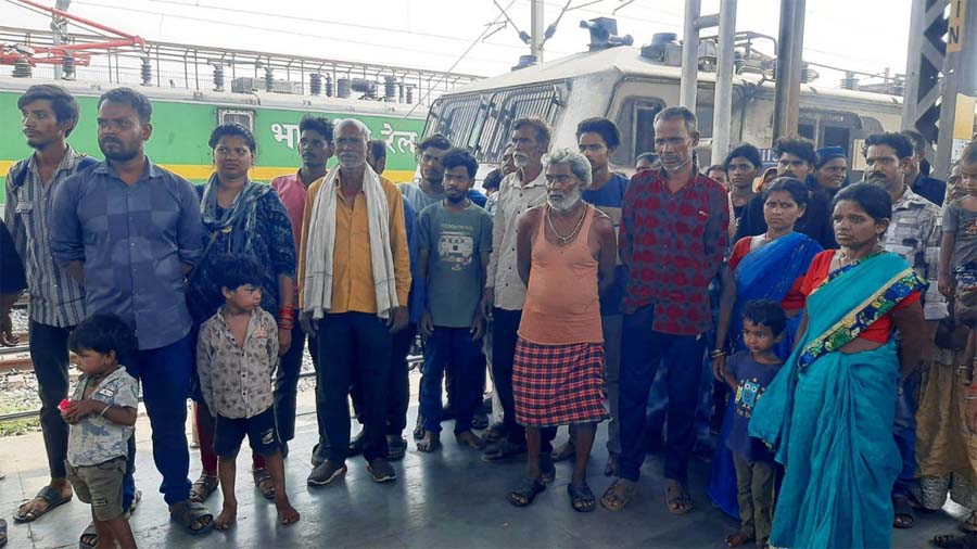 रायपुर : मुक्त कराए गए श्रमिकों की सकुशल वापसी
