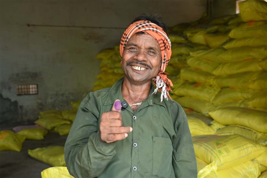 रायपुर : समितियो में खाद- बीज़ लेने किसानों में उत्साह, सुगम व्यवस्था से जताई संतुष्टि