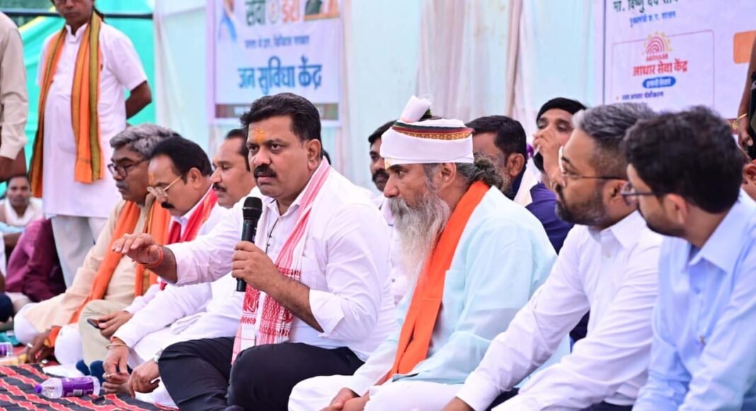 रायपुर : उप मुख्यमंत्री विजय शर्मा ने बोड़ागांव में ग्रामीणों के बीच चौपाल लगाकर किया संवाद