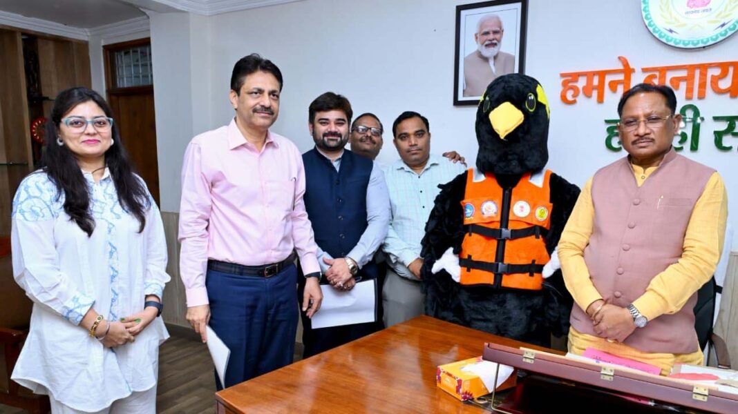 रायपुर : राष्ट्रीय कायाकिंग-केनोईंग प्रतियोगिता के मस्कट ‘पहाड़ी मैना’ का मुख्यमंत्री ने किया विमोचन