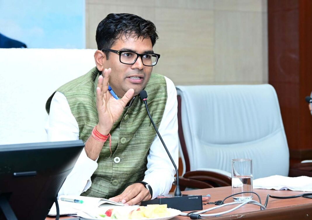 रायपुर : आवास एवं पर्यावरण मंत्री ओपी चौधरी ने विभिन्न आवासीय कॉलोनियों के प्रतिनिधियों के साथ की बैठक