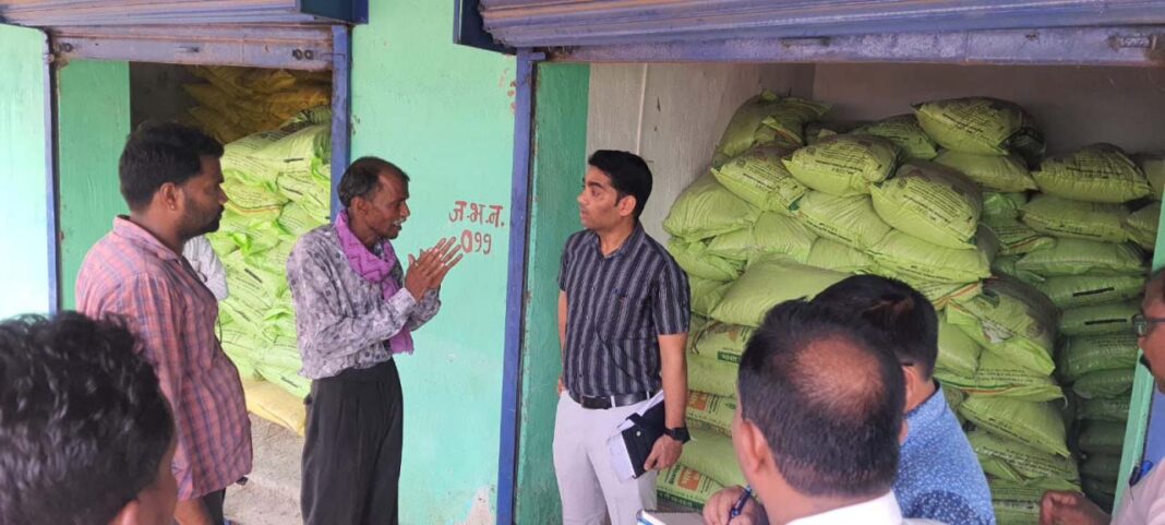रायपुर : निजी गोदाम से सहकारी समिति की खाद जब्त