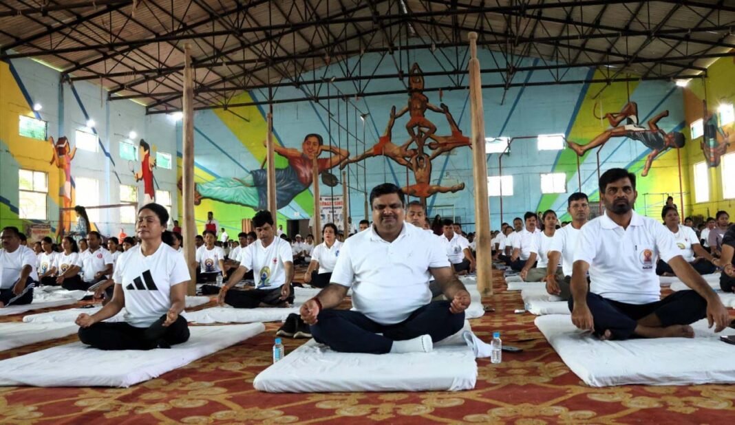 रायपुर : अंतर्राष्ट्रीय योग दिवस पर जिलेभर में सामूहिक योगाभ्यास का आयोजन