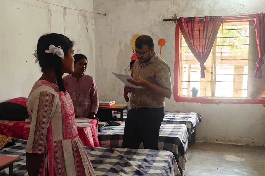रायपुर : छात्रावासों में लापरवाही पर सख्त कार्रवाई, भृत्य और अधीक्षक निलंबित