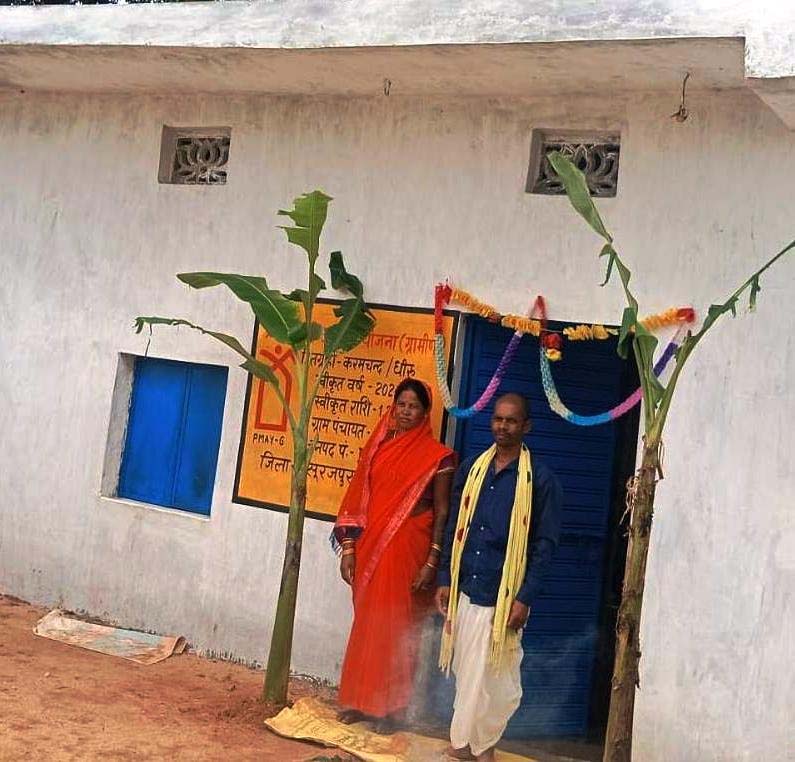 रायपुर : हाथियों के साये से सुरक्षित भविष्य तक : प्रधानमंत्री आवास योजना ने करमचन्द्र के परिवार को दिया नया जीवन