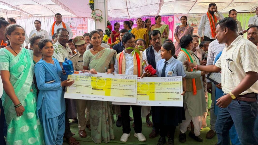 रायपुर : बस्तर की बेटियों ने पेश की सफलता की मिसाल, तेंदूपत्ता संग्राहक परिवारों की रुद्राणी और डालेश्वरी ने बढ़ाई अंचल की शान