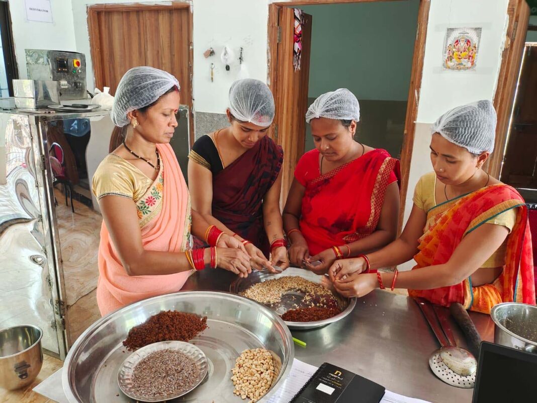 रायपुर : महुआ से समृद्धि की राह : वन धन विकास केंद्र कौरिनभाठा बना महिला सशक्तिकरण का मॉडल