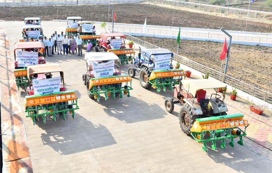 रायपुर : सफलता की नई इबारतः आधुनिक मशीनों से सँवर रही धमतरी की खेती