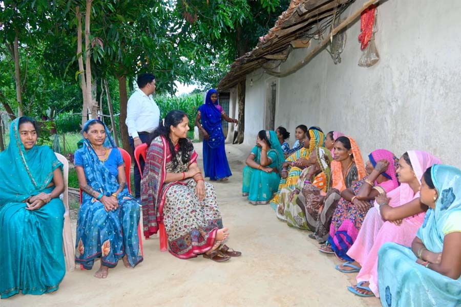 रायपुर : मंत्री लक्ष्मी राजवाड़े ने किया जनसंपर्क, ग्रामीणों की समस्याओं के त्वरित समाधान के दिए निर्देश