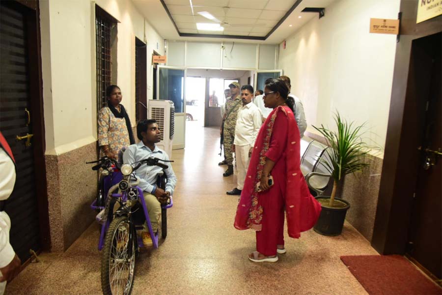 रायपुर : दिव्यांग अरूण बंजारे को मिली मोटराइज्ड ट्राइसाइकिल