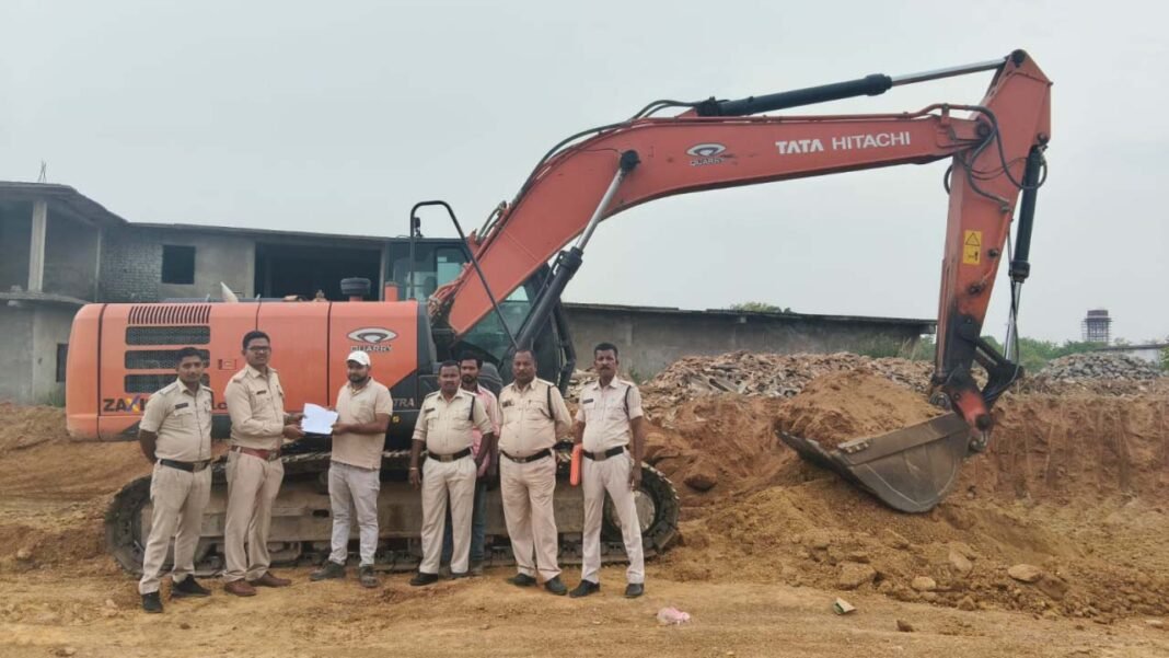रायपुर : एसआरसी कंपनी की चैन माउंटेड मशीन जब्त