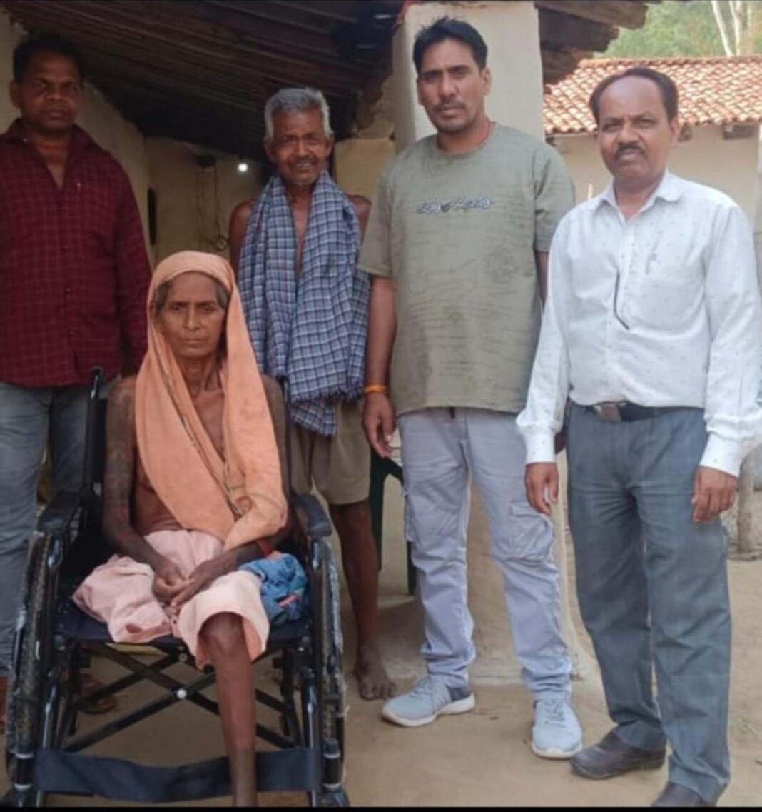 रायपुर : सुशासन तिहार बना सहारा : व्हीलचेयर मिलने से फिर मुस्कुराई शांति बाई की जिंदगी