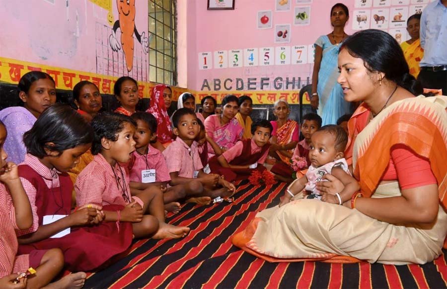 रायपुर : महिला एवं बाल विकास मंत्री लक्ष्मी राजवाड़े का सुकमा दौरा : बच्चों के बीच बैठकर पढ़ी एबीसीडी, महिला स्वावलंबन और पुनर्वास व्यवस्था का किया जमीनी निरीक्षण
