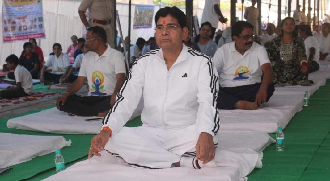 रायपुर : ​छत्तीसगढ़ महतारी और भगवान धनवंतरि की वंदना से सारंगढ़ में योग दिवस का शंखनाद