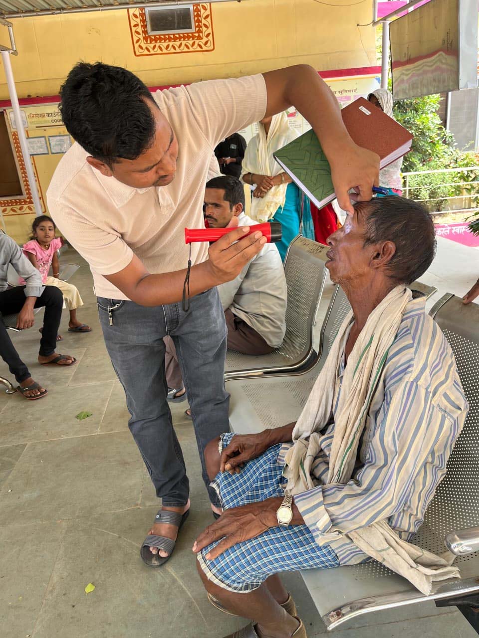 रायपुर : रोशनी लौटाने की मुहिम में छत्तीसगढ़ आगे : 1.63 लाख से अधिक मोतियाबिंद ऑपरेशन से हजारों चेहरों पर लौटी मुस्कान
