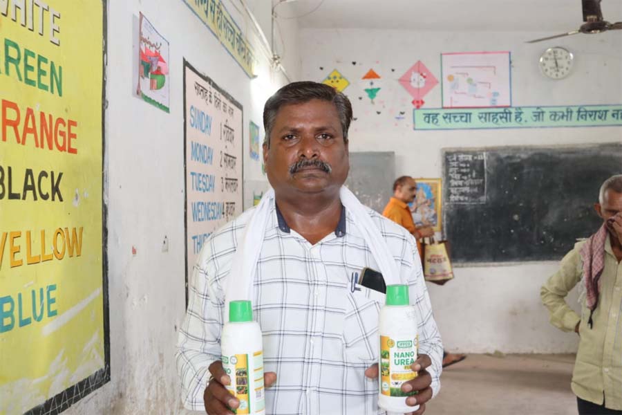 रायपुर : नैनो यूरिया से आसान हुई खेती, किसान गुलाबचंद राठौर को मिल रहे बेहतर परिणाम