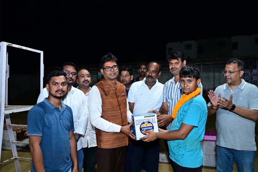 रायपुर : ग्रीष्मकालीन वॉलीबॉल प्रशिक्षण शिविर में पहुंचे वित्त मंत्री ओ.पी. चौधरी, युवा खिलाड़ियों को वितरित की खेल किट