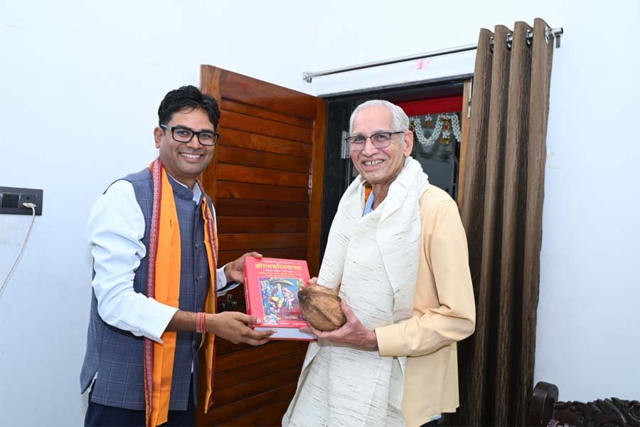 रायपुर : सेवा, सुशासन और जनसंवाद के 12 वर्ष : वित्त मंत्री ओ.पी. चौधरी ने वरिष्ठ नागरिक रवि मिश्रा से की आत्मीय भेंट