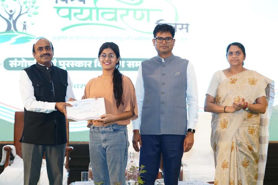 रायपुर : विश्व पर्यावरण दिवस पर आयोजित चित्रकला प्रतियोगिता के विजेताओं को मंत्री ओ.पी. चौधरी ने किया सम्मानित