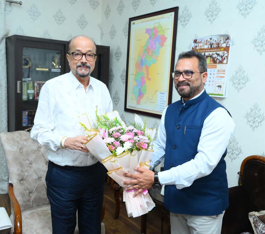 रायपुर : राज्यपाल डेका से प्रधान मुख्य वन संरक्षक अरुण कुमार पाण्डेय ने की सौजन्य भेंट