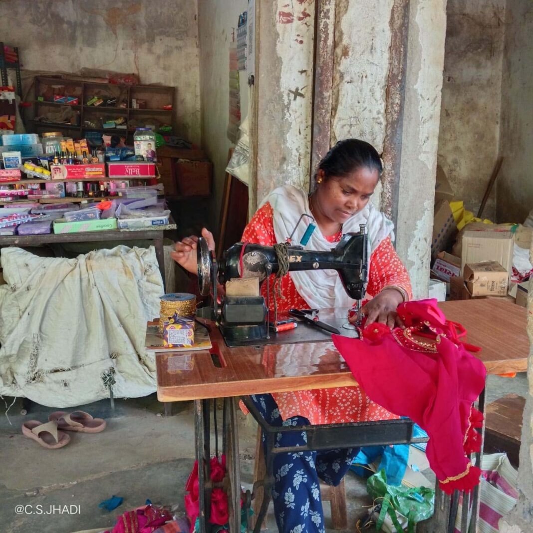 रायपुर : सिलाई कौशल ने बदली किशोरी लकड़ा की तकदीर, बनीं आत्मनिर्भरता की नई मिसाल