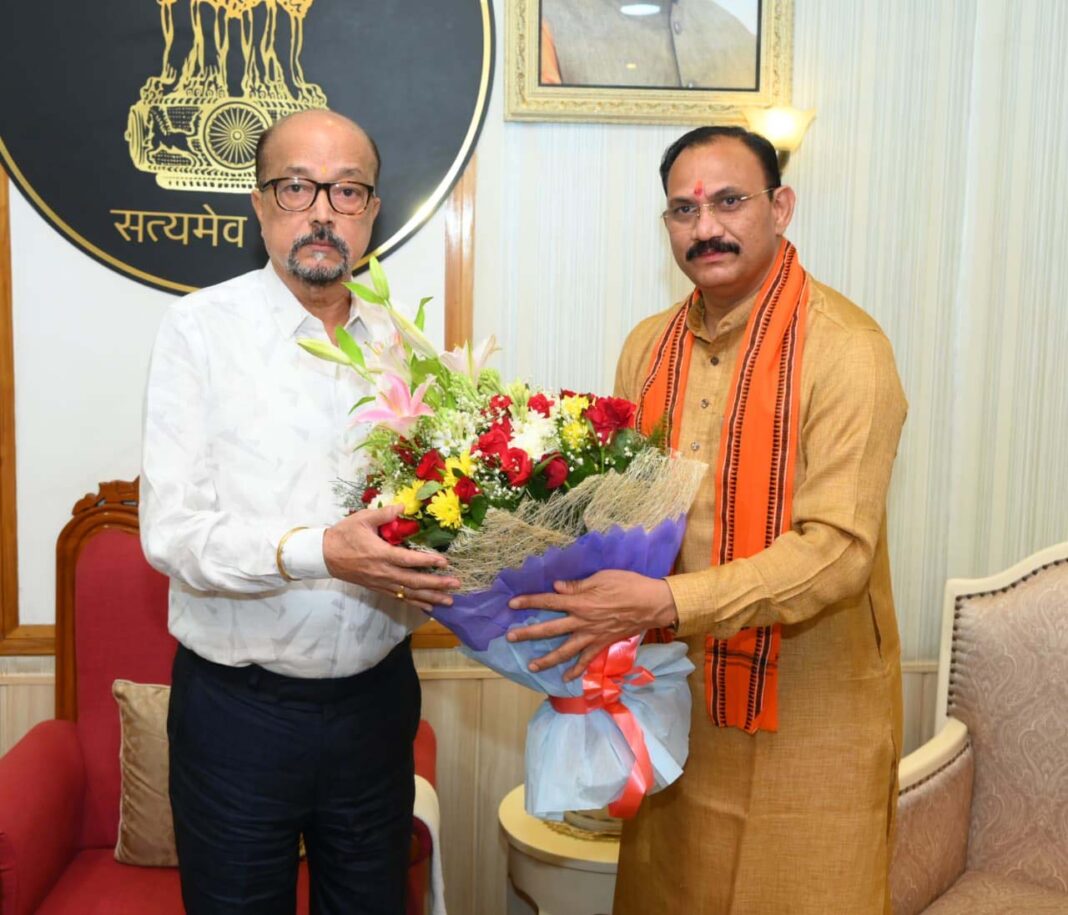 रायपुर : राज्यपाल डेका से स्वास्थ्य एवं परिवार कल्याण मंत्री जायसवाल ने की भेंट