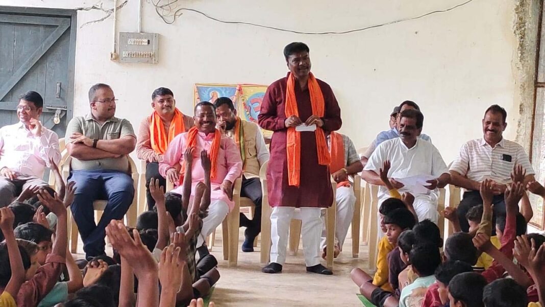 रायपुर : हीरानार छात्रावास पहुंचे मंत्री केदार कश्यप, विद्यार्थियों का बढ़ाया हौसला