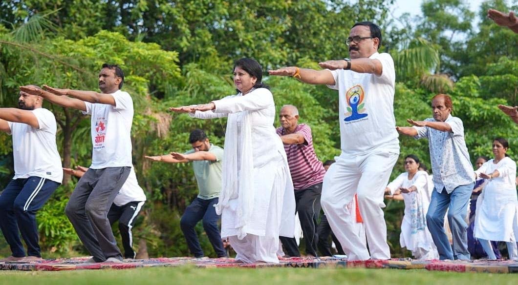 रायपुर : योग केवल व्यायाम नहीं, तन-मन का संपूर्ण विज्ञान – डॉ. वर्णिका शर्मा