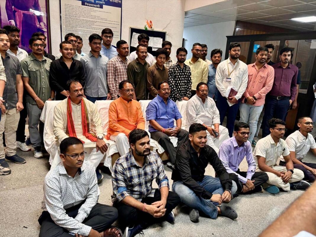 रायपुर : सीटों की संख्या को बढ़ाने का सुखद परिणाम : ट्राइबल हॉस्टल के 13 अभ्यर्थियों ने रचा कीर्तिमान