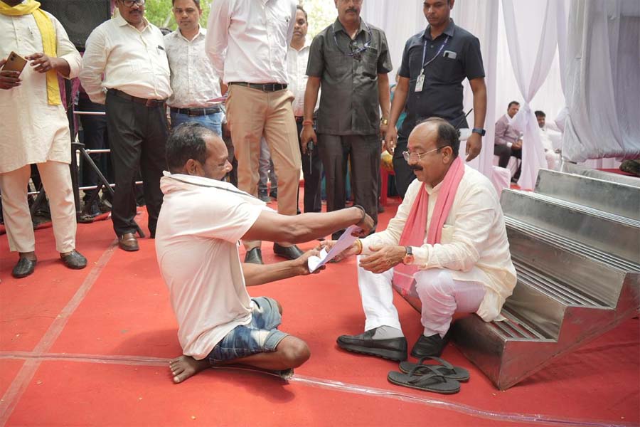 रायपुर : सुशासन तिहार 2026 : उप मुख्यमंत्री अरुण साव की संवेदनशीलता से दिव्यांग कपिल के चेहरे पर लौटी मुस्कान