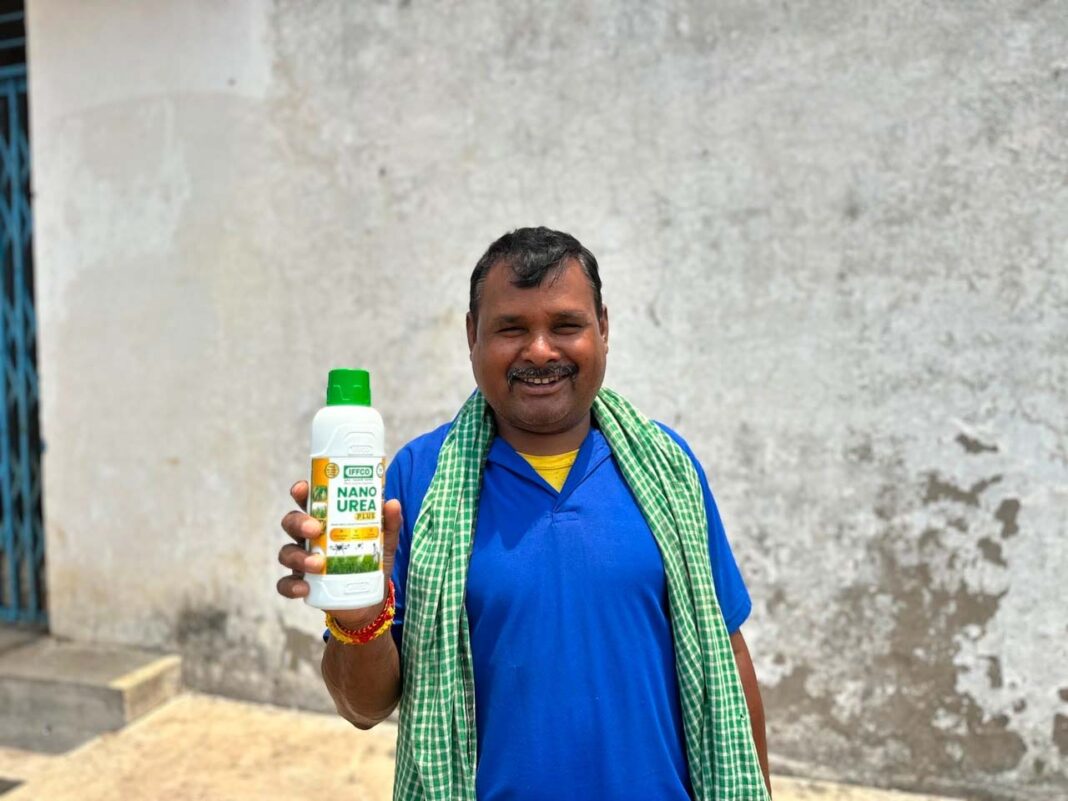 रायपुर : कम लागत, आसान उपयोग और बेहतर उत्पादन से नैनो यूरिया बना किसान परमेश्वर सिंह चौहान की पहली पसंद
