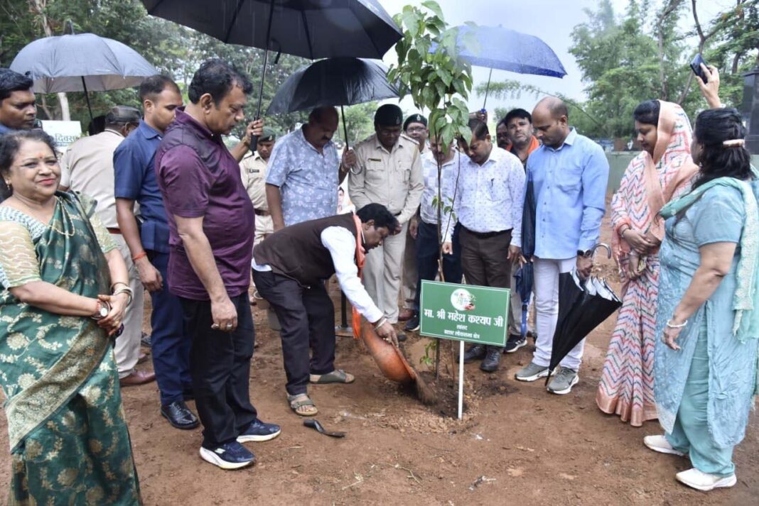 रायपुर : विश्व पर्यावरण दिवस पर जगदलपुर के सिंदूर वाटिका में हुआ पौधरोपण