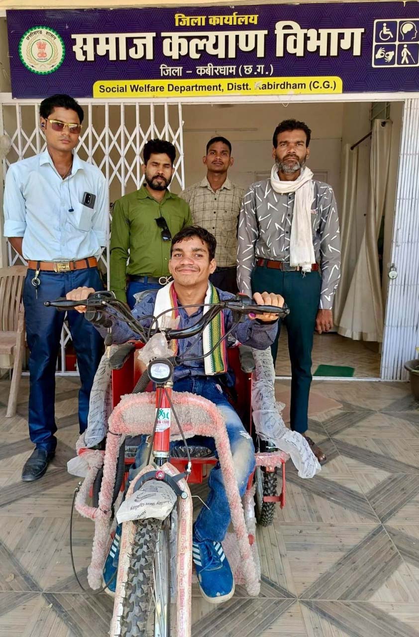 रायपुर : दिव्यांग मनुराज को मिला संबल, मोटराइज्ड ट्राईसाइकिल से अब शिक्षा की राह होगी आसान