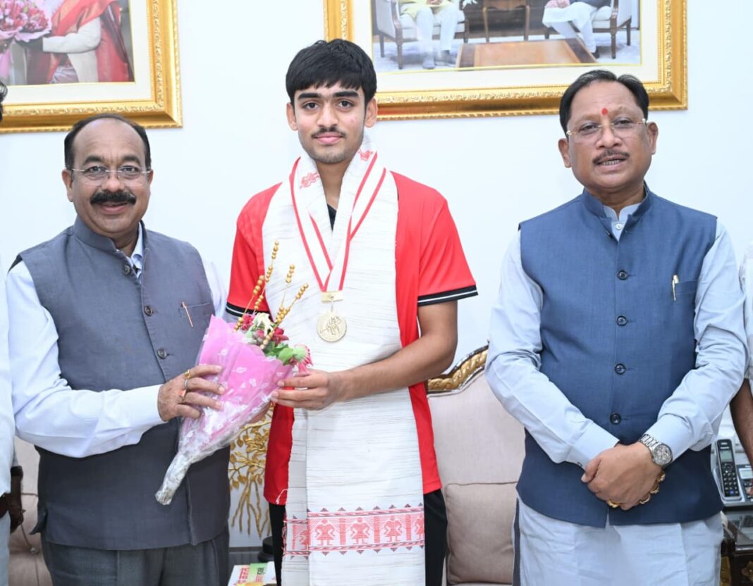 रायपुर : अंडर-18 एशिया कप विजेता हॉकी खिलाड़ी अवि मानिकपुरी ने मुख्यमंत्री विष्णुदेव साय से की सौजन्य भेंट