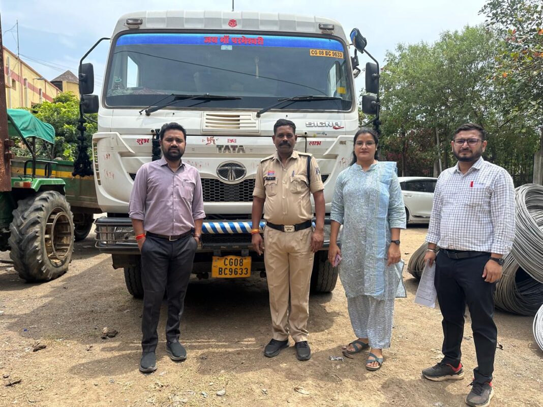 रायपुर : रेत के अवैध परिवहन मामले में हाईवा जब्त