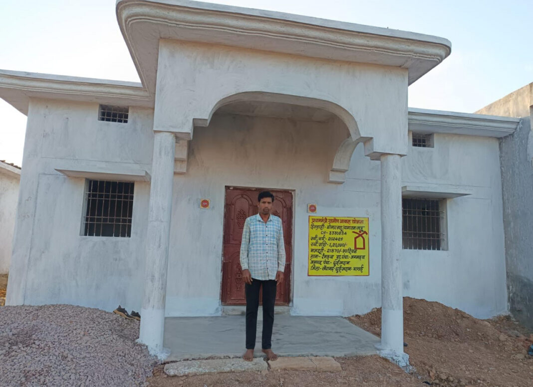 रायपुर : कच्चे मकान से पक्के आशियाने तक : प्रधानमंत्री आवास योजना ने बदली डोमार साहू के परिवार की जिंदगी’