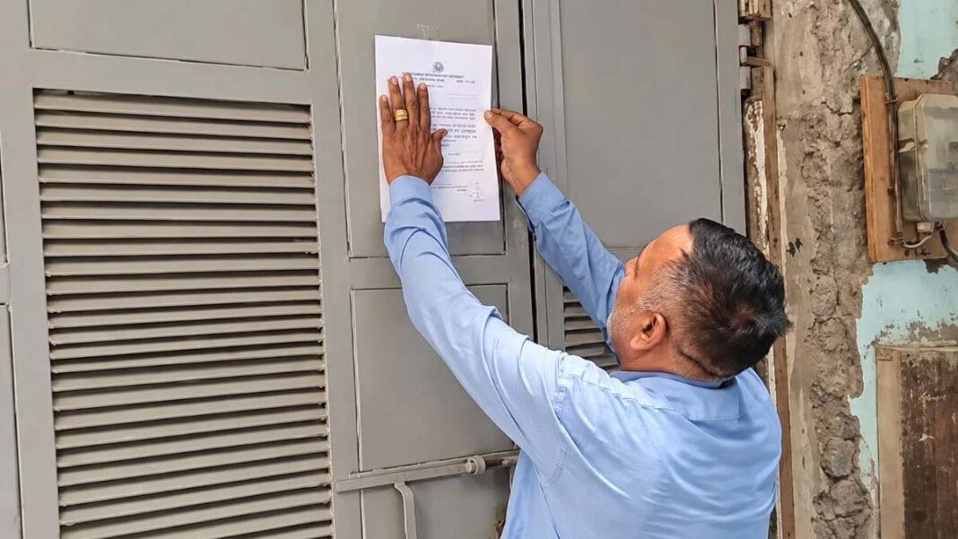 गाजियाबाद: सूर्या की हत्या के आरोपी असद के घर पर चलेगा बुलडोजर, SDM ने नोटिस चिपकाया; पूर्व विधायक सोम बोले- जिहादी भूल गए प्रदेश में किसकी सरकार है
