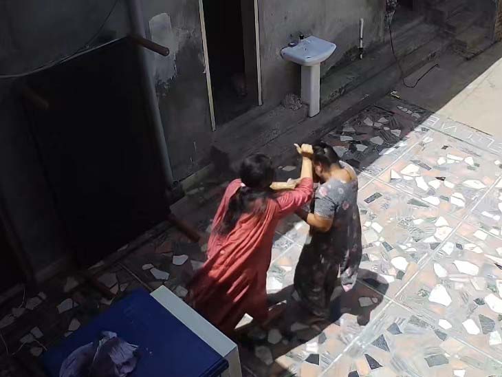 पंजाब: मोगा में सास-बहू के बीच जमकर मारपीट, पोती को मायके ले जाने से रोकने पर गुस्साई बहू, एक-दूसरे को जमीन पर गिरा-गिराकर पीटा, घटना का वीडियो वायरल