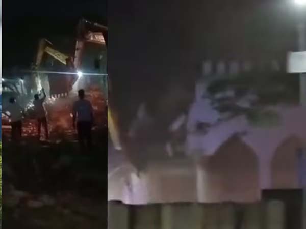 उत्तर प्रदेश: वाराणसी में 22 मिनट में ढहाई 200 साल पुरानी मस्जिद, आधी रात 1000 जवान तैनात, 5 बुलडोजरों ने पूरा मलबा रातों-रात हटाया