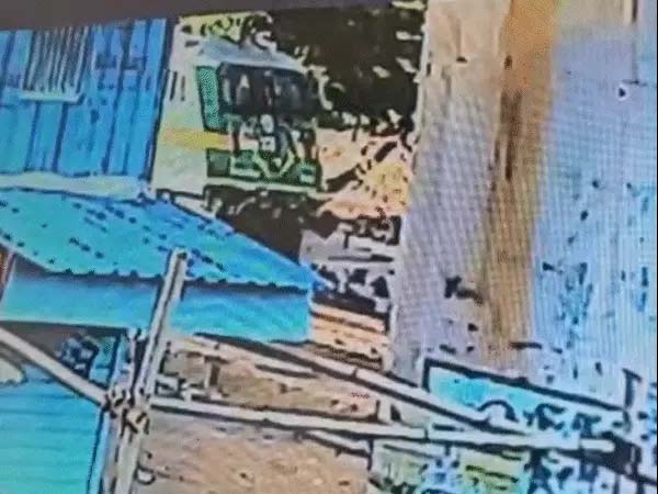 मध्य प्रदेश: गुना में NEET छात्रा ने रेलवे ओवरब्रिज से लगाई छलांग, 30 मिनट तक पटरी पर तड़पती रही; किसी ने मदद नहीं की