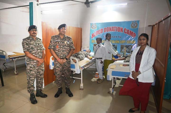 रायपुर : विश्व रक्तदान दिवस पर बस्तरिया बटालियन के जवानों ने पेश की मानवता और सेवा की मिसाल