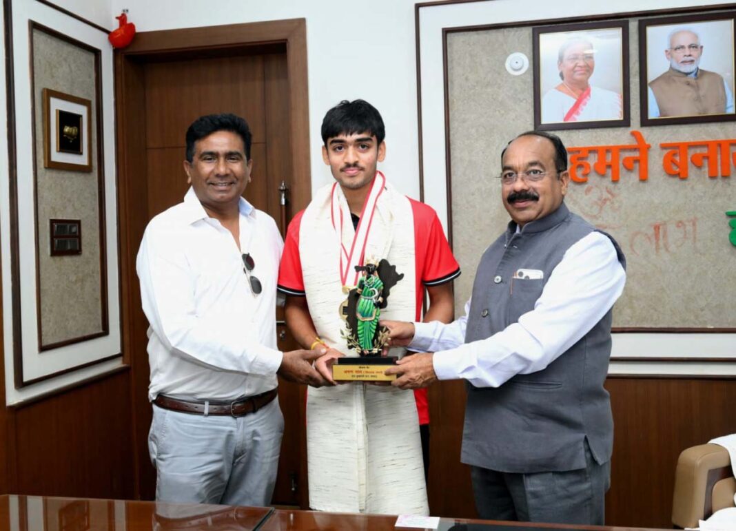 रायपुर : उप मुख्यमंत्री अरुण साव से अंडर-18 एशिया कप विजेता हॉकी खिलाड़ी अवि मानिकपुरी ने की सौजन्य मुलाकात