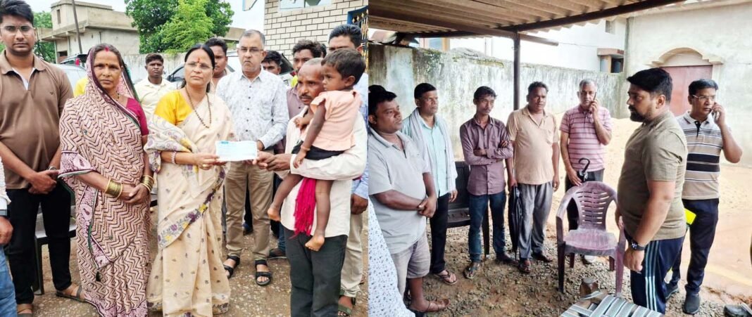 KORBA : पीड़ित परिवार से मिली महापौर व आयुक्त, बधाया ढाढस, हरसंभव सहयोग का दिलाया भरोसा, दिया 01 लाख रू. की अनुग्रह राशि चेक