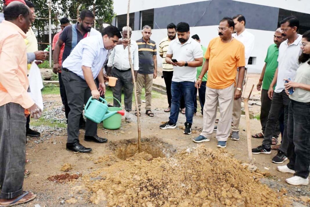 KORBA : ’’एक पेड माॅं के नाम’’ : कलेक्टर, आयुक्त सहित अधिकारियों ने मल्टीलेवल पार्किंग के समीप किया वृक्षारोपण
