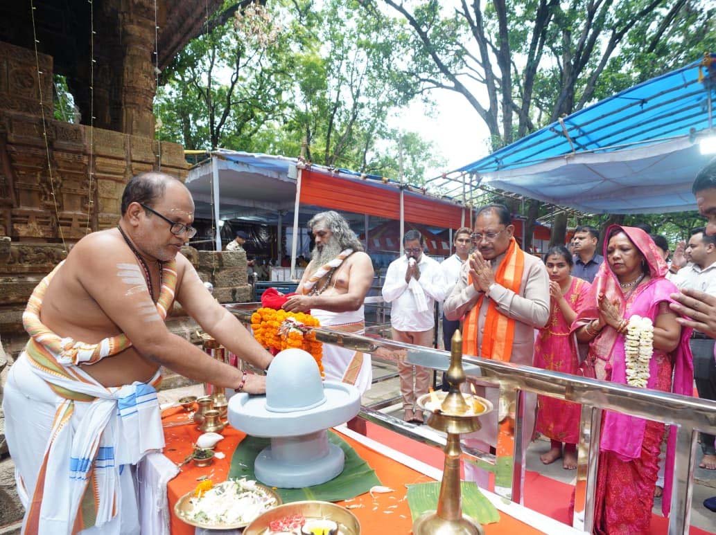 रायपुर : मुख्यमंत्री विष्णुदेव साय ने भोरमदेव धाम में की पूजा-अर्चना, प्रदेश की सुख-समृद्धि के लिए की मंगलकामना