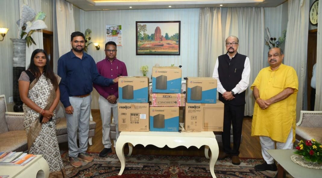 रायपुर : स्वेच्छानुदान मद से सुदूर वनांचल स्थित स्वामी आत्मानंद स्कूल, मांझीगुडा को 10 कंप्यूटर प्रदत्त