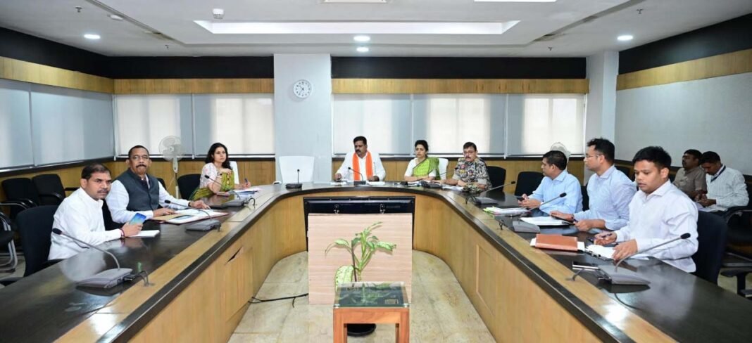 रायपुर : उप मुख्यमंत्री विजय शर्मा ने नक्सल प्रभावित जिलों में विकास और पुनर्वास कार्यों में तेजी लाने के दिए निर्देश