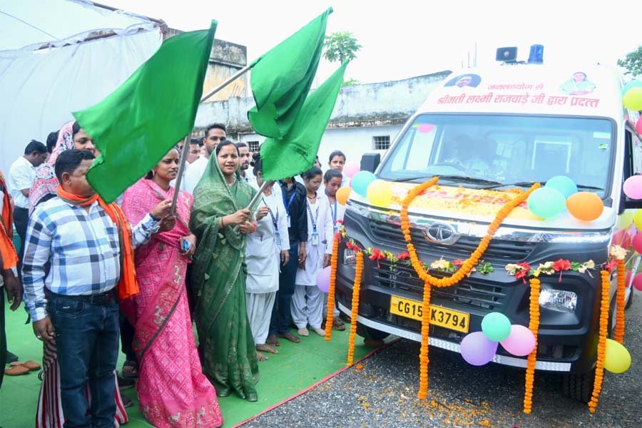 रायपुर : मंत्री लक्ष्मी राजवाड़े ने चांदनी बिहारपुर को दी एम्बुलेंस की सौगात, दिखाई हरी झण्डी