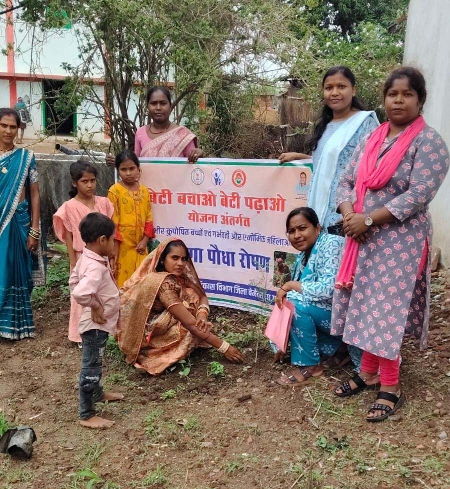 रायपुर : कुपोषण मुक्त छत्तीसगढ़ की दिशा में अनूठी पहल : मुनगा पौधारोपण से घर-घर पहुंचेगा पोषण का संदेश